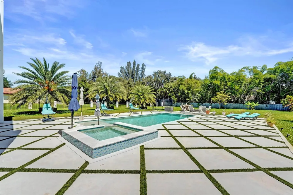 11201 SW 3rd Street Plantation, FL 33325