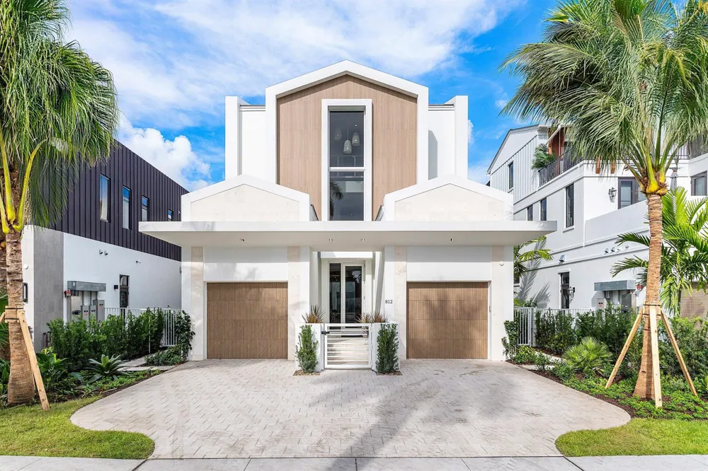 812 Palm Trail Delray Beach, FL 33483