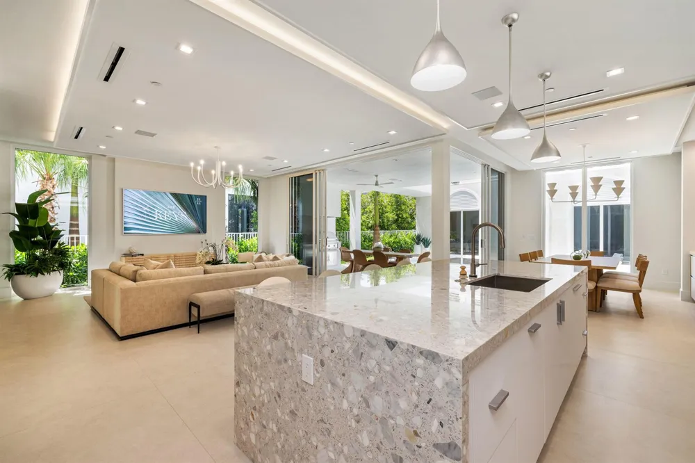 812 Palm Trail Delray Beach, FL 33483