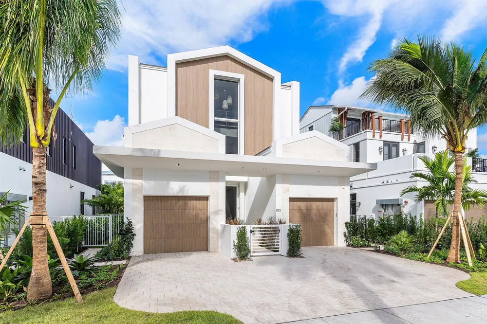 812 Palm Trail Delray Beach, FL 33483