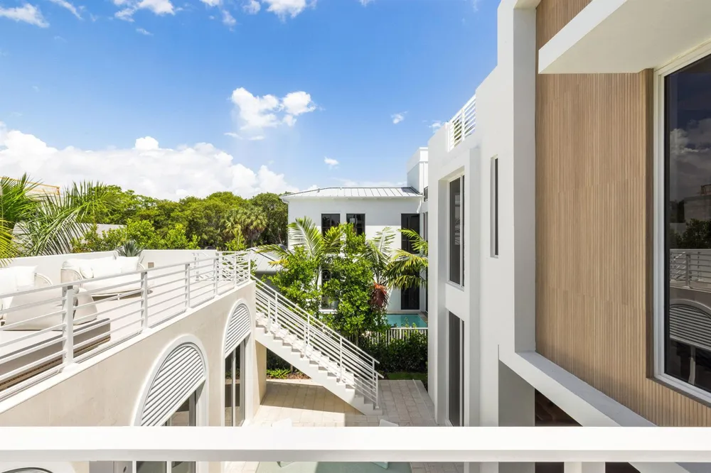812 Palm Trail Delray Beach, FL 33483