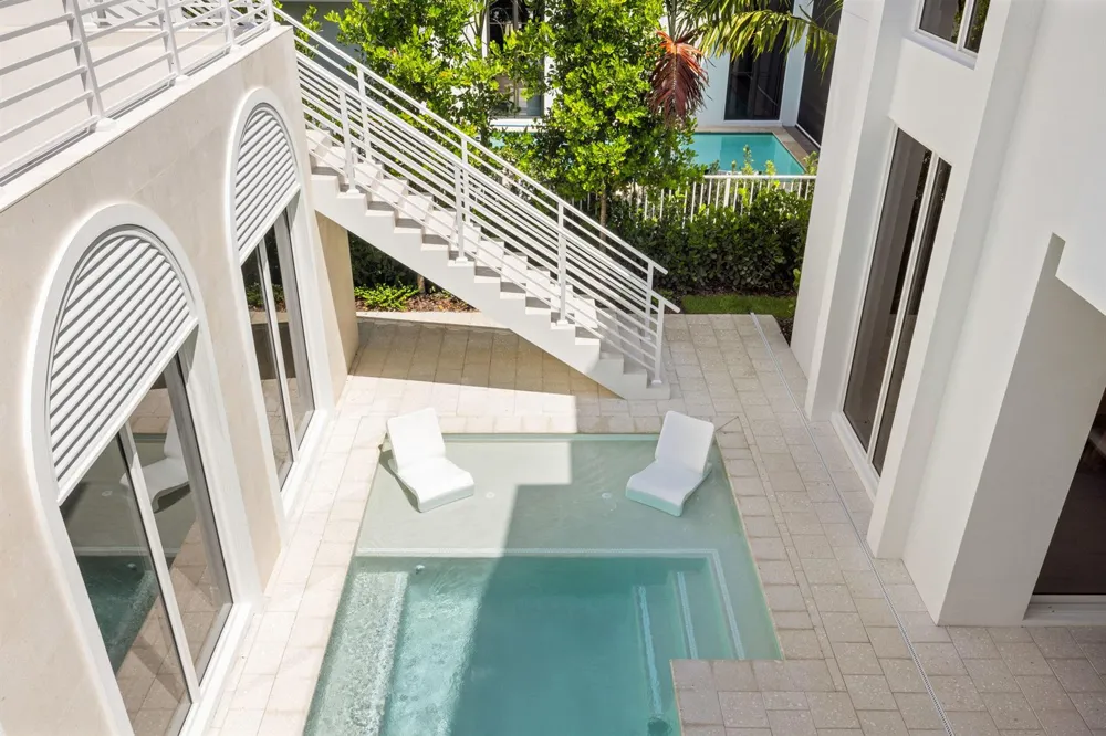 812 Palm Trail Delray Beach, FL 33483