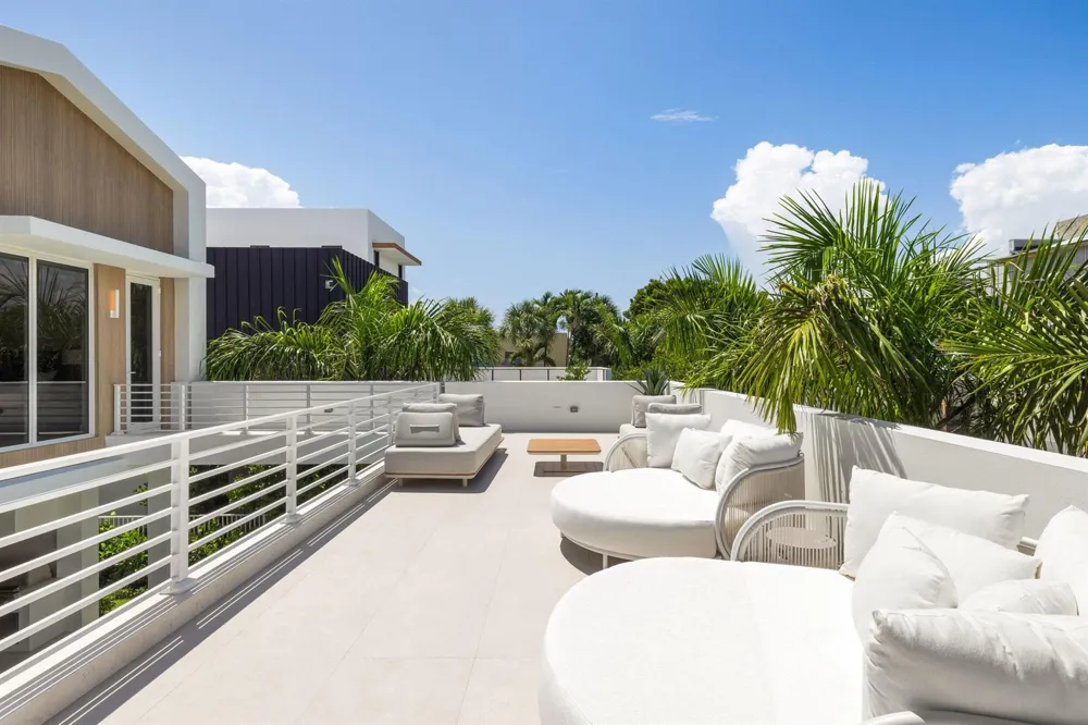 812 Palm Trail Delray Beach, FL 33483