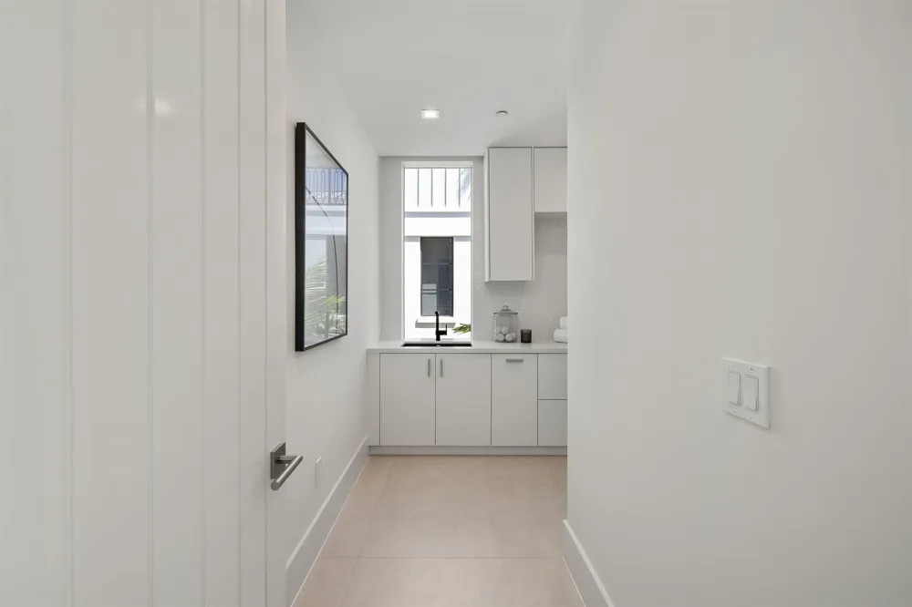 812 Palm Trail Delray Beach, FL 33483