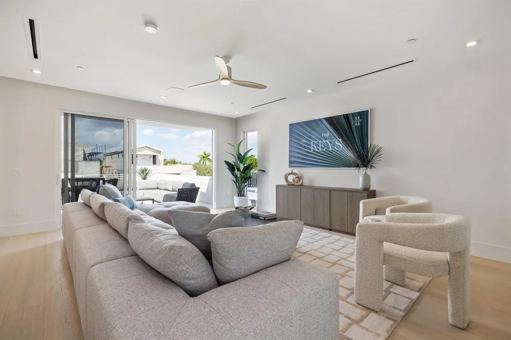 812 Palm Trail Delray Beach, FL 33483