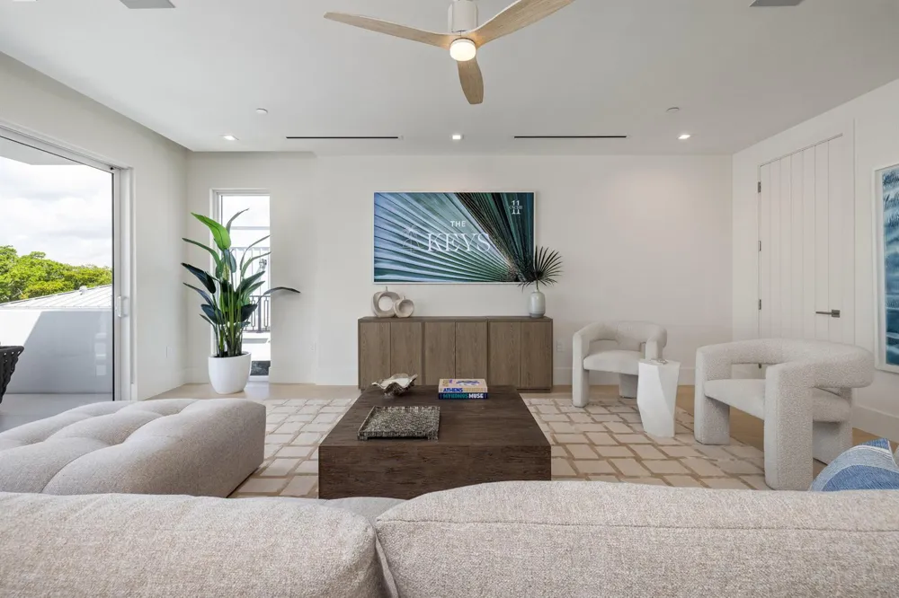 812 Palm Trail Delray Beach, FL 33483