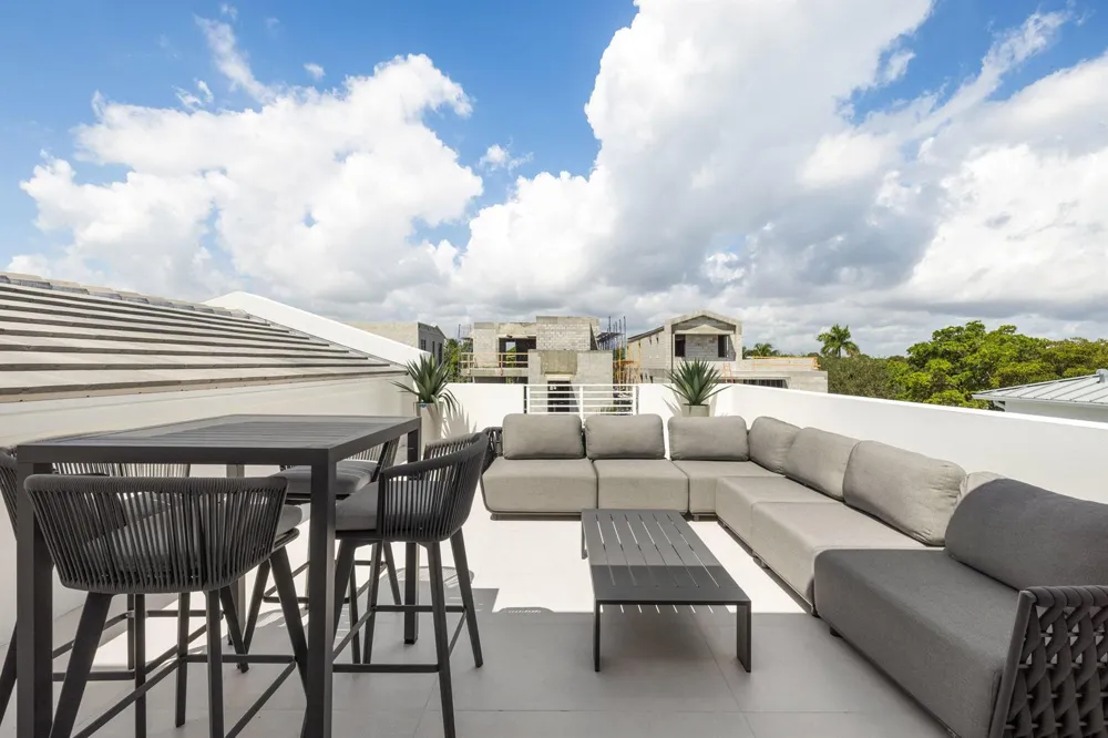 812 Palm Trail Delray Beach, FL 33483