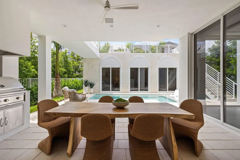 812 Palm Trail Delray Beach, FL 33483