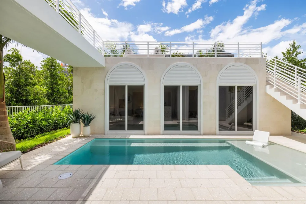 812 Palm Trail Delray Beach, FL 33483