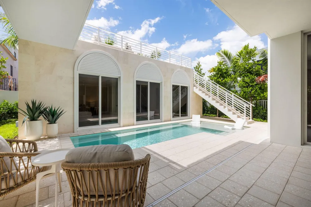 812 Palm Trail Delray Beach, FL 33483