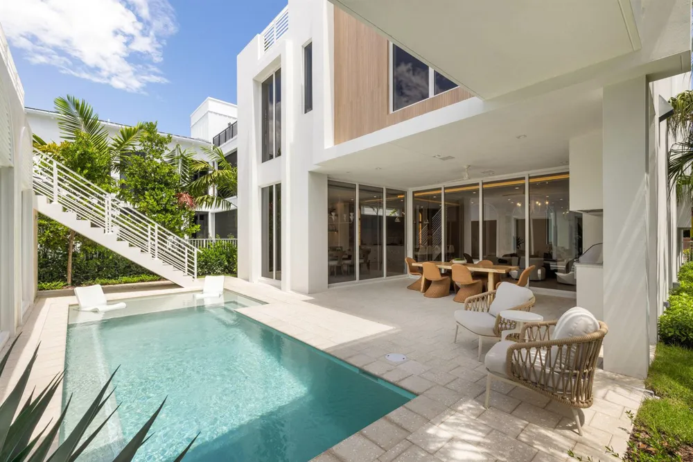 812 Palm Trail Delray Beach, FL 33483