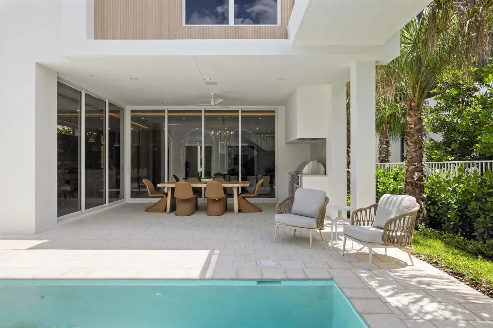 812 Palm Trail Delray Beach, FL 33483