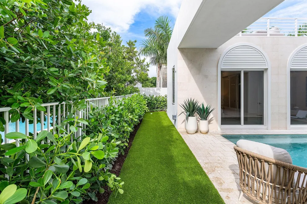 812 Palm Trail Delray Beach, FL 33483