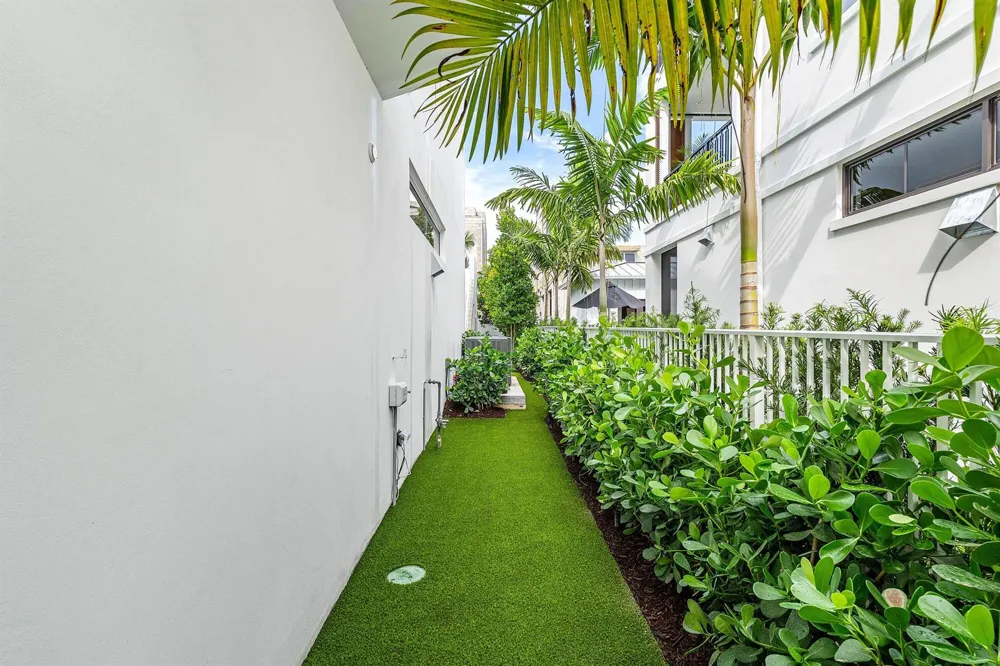 812 Palm Trail Delray Beach, FL 33483