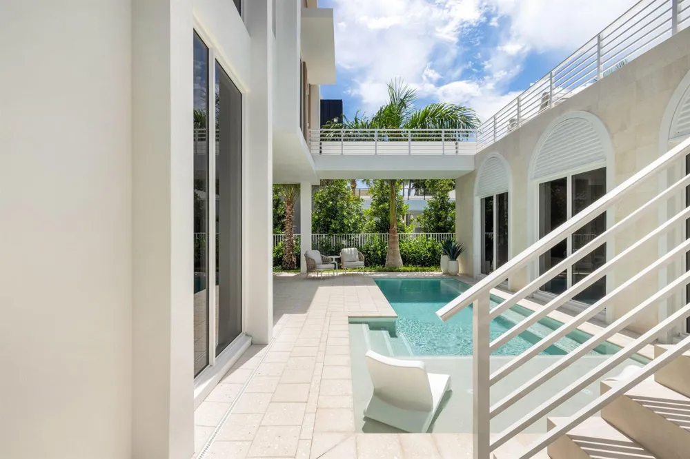 812 Palm Trail Delray Beach, FL 33483