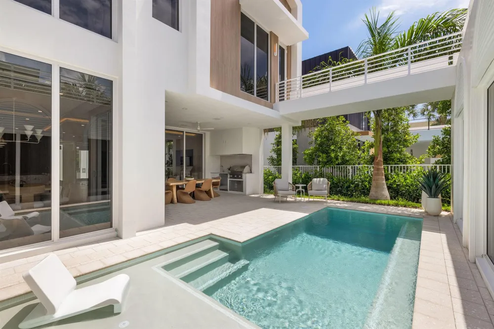 812 Palm Trail Delray Beach, FL 33483
