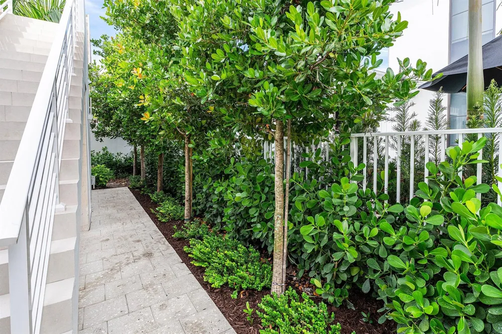 812 Palm Trail Delray Beach, FL 33483