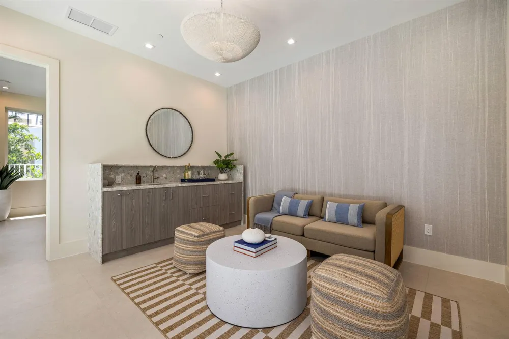 812 Palm Trail Delray Beach, FL 33483