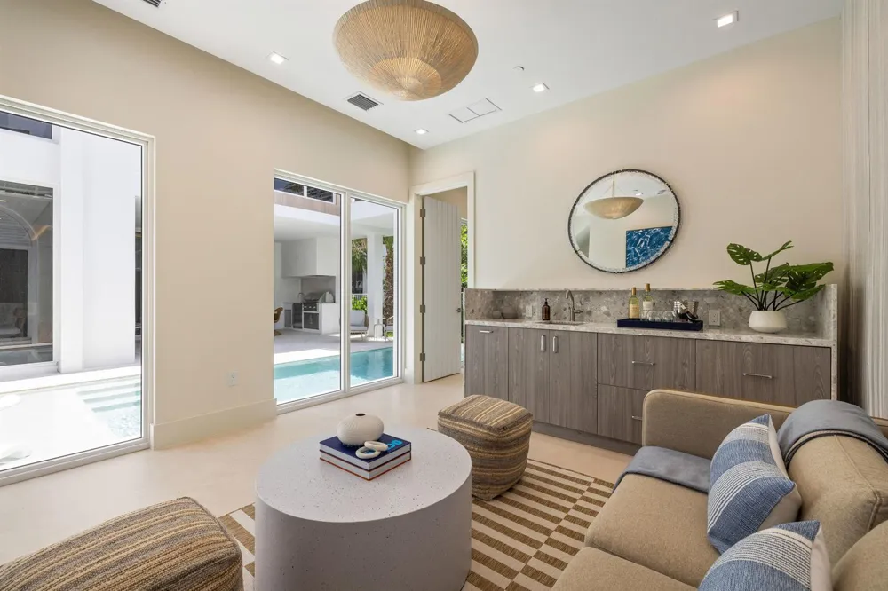 812 Palm Trail Delray Beach, FL 33483
