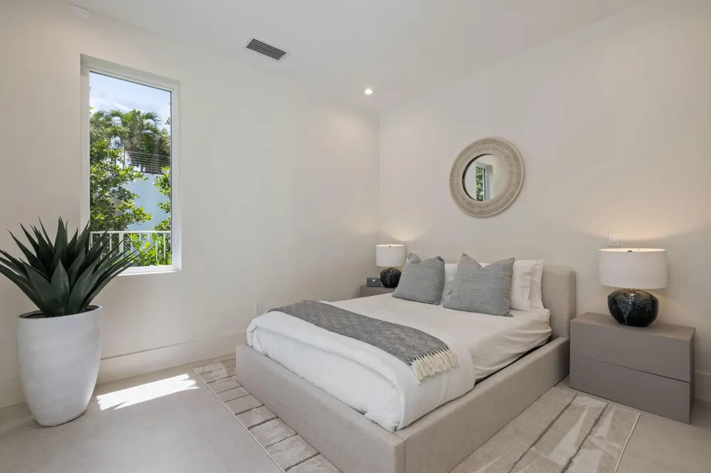812 Palm Trail Delray Beach, FL 33483