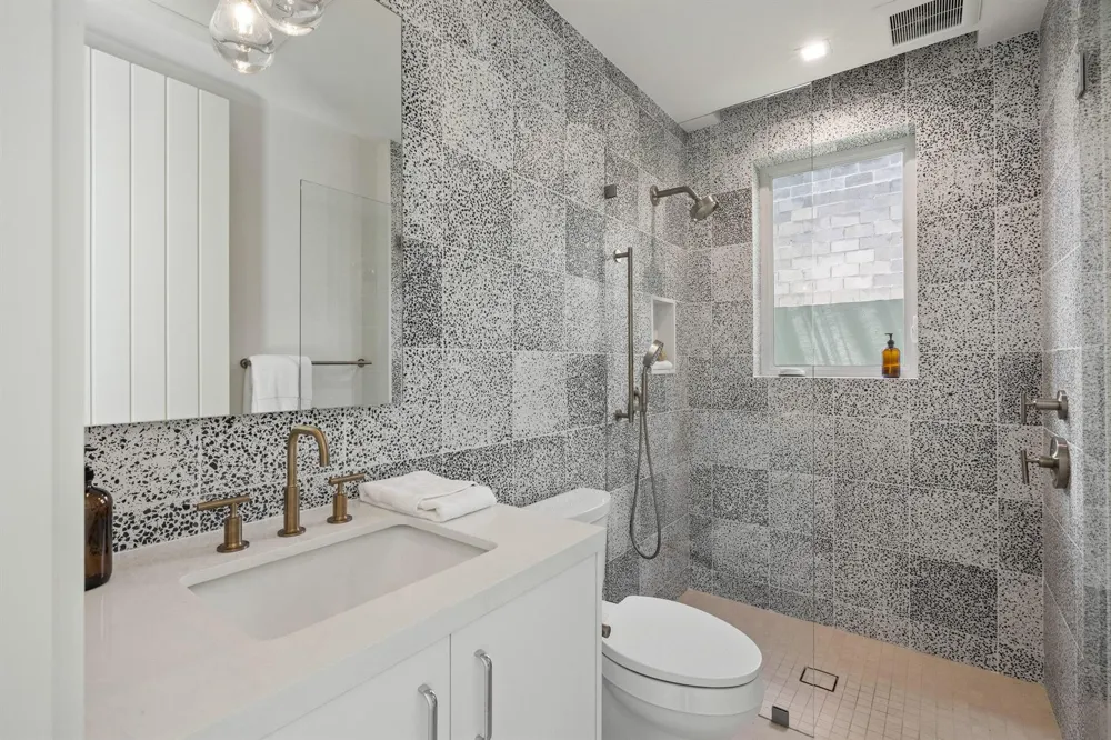 812 Palm Trail Delray Beach, FL 33483