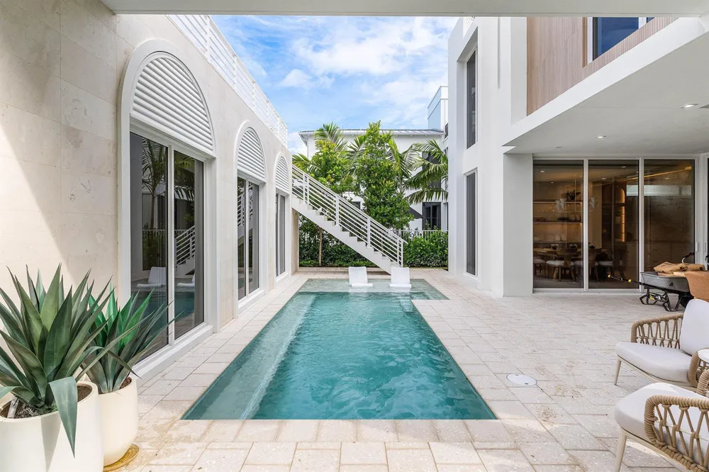 812 Palm Trail Delray Beach, FL 33483