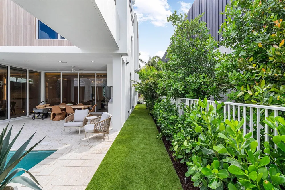 812 Palm Trail Delray Beach, FL 33483