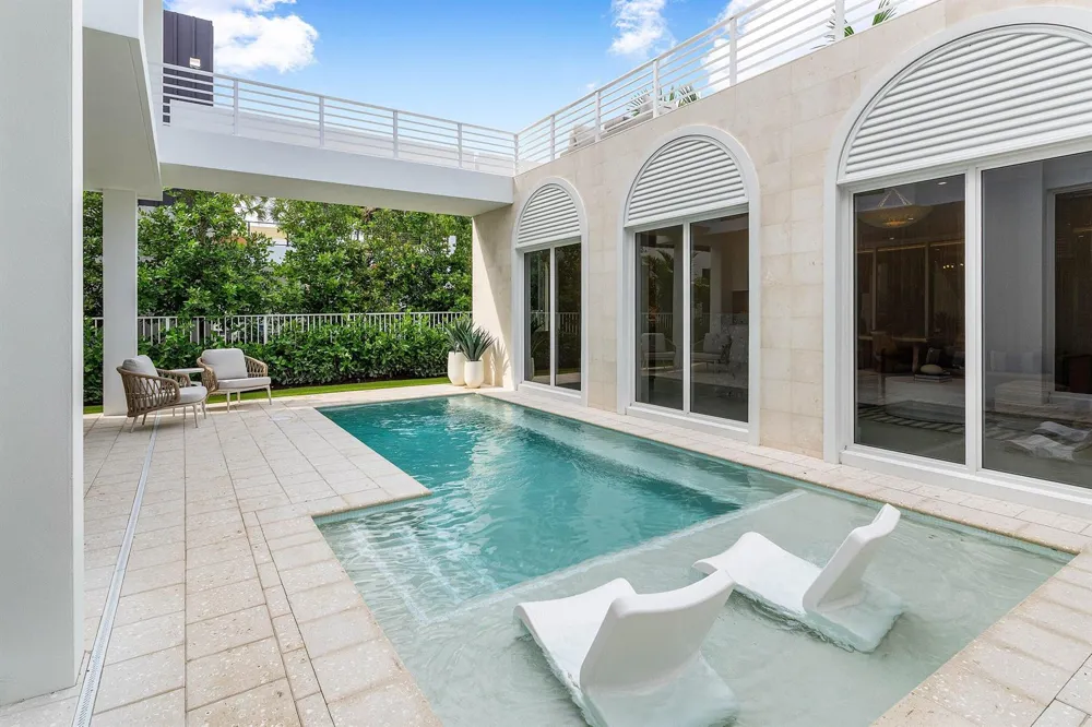 812 Palm Trail Delray Beach, FL 33483