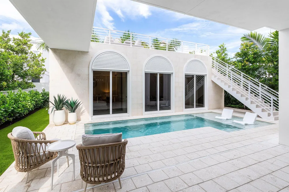 812 Palm Trail Delray Beach, FL 33483