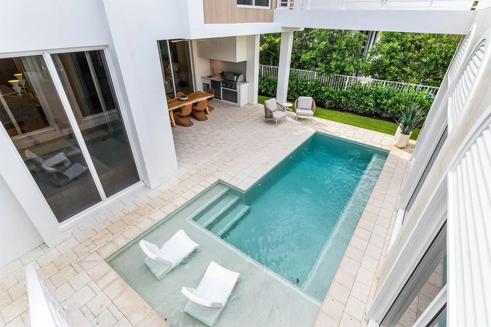 812 Palm Trail Delray Beach, FL 33483