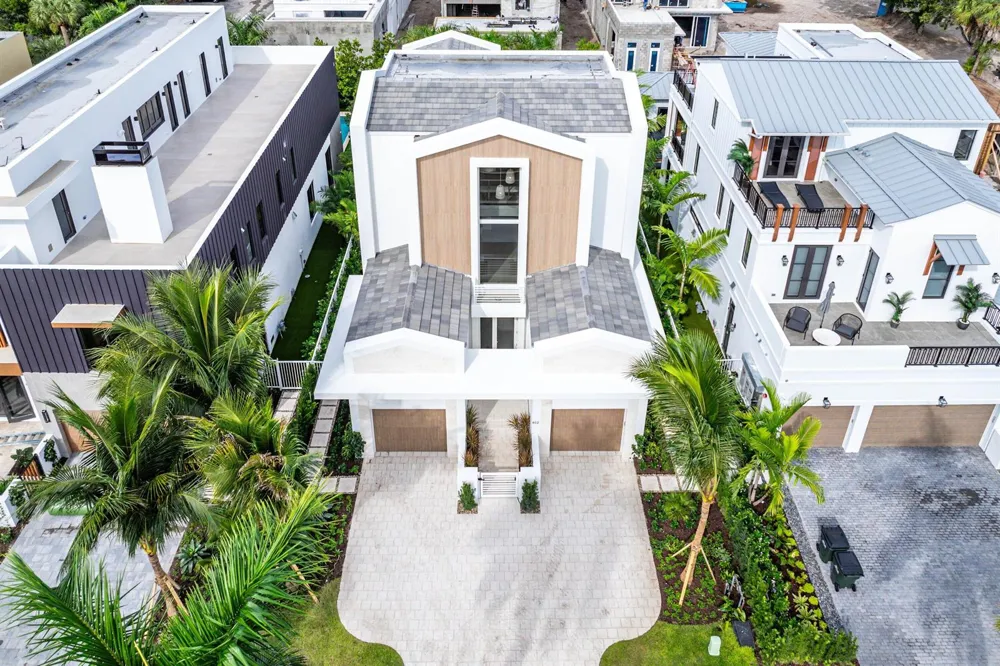 812 Palm Trail Delray Beach, FL 33483