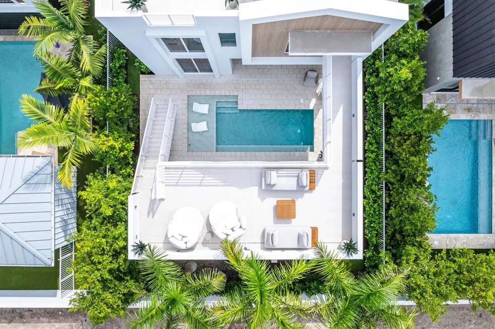 812 Palm Trail Delray Beach, FL 33483