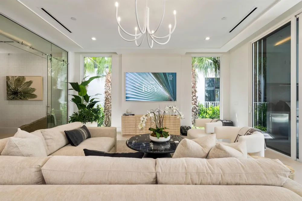 812 Palm Trail Delray Beach, FL 33483