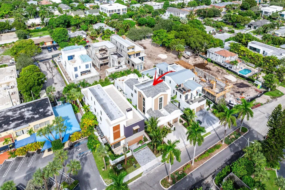 812 Palm Trail Delray Beach, FL 33483