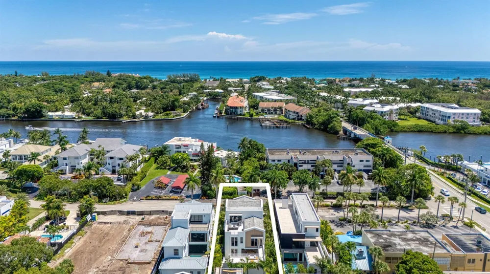 812 Palm Trail Delray Beach, FL 33483