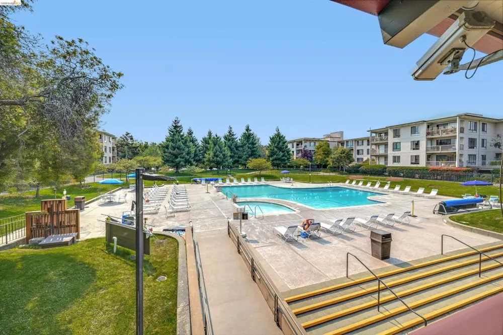 2 Commodore Drive #D273 Emeryville, CA 94608