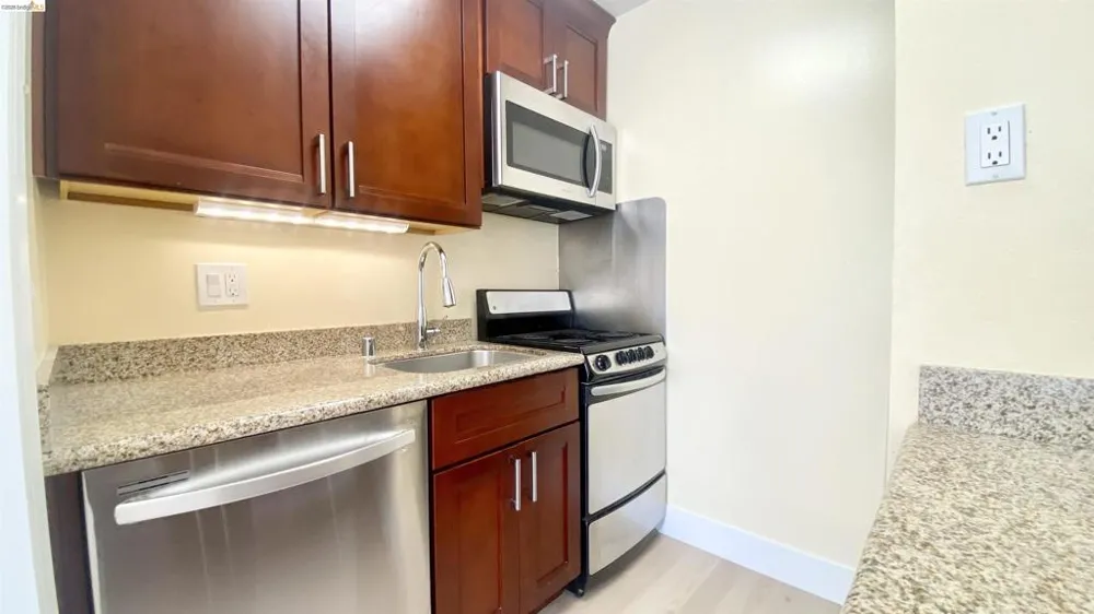 2 Commodore Drive #D273 Emeryville, CA 94608