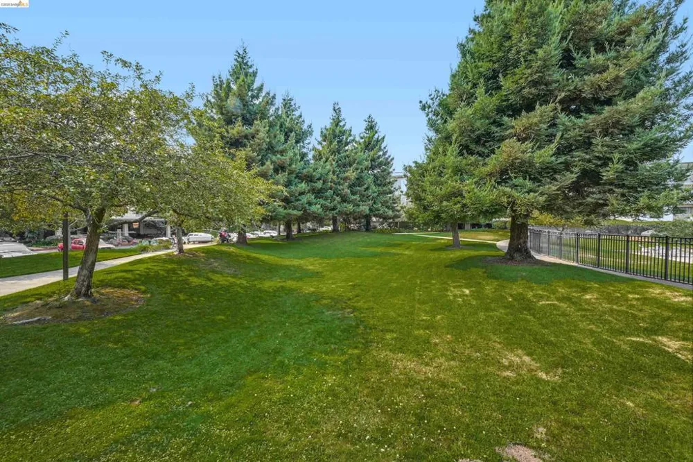 2 Commodore Drive #D273 Emeryville, CA 94608