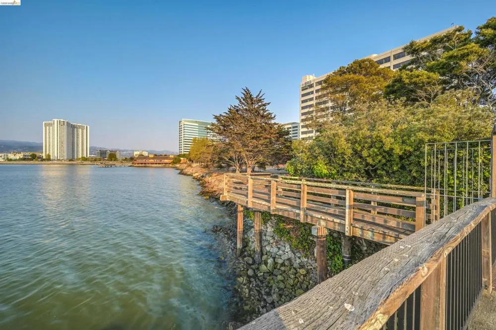 2 Commodore Drive #D273 Emeryville, CA 94608