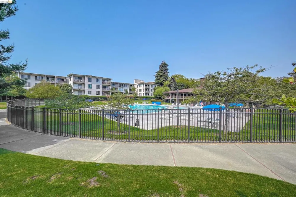 2 Commodore Drive #D273 Emeryville, CA 94608