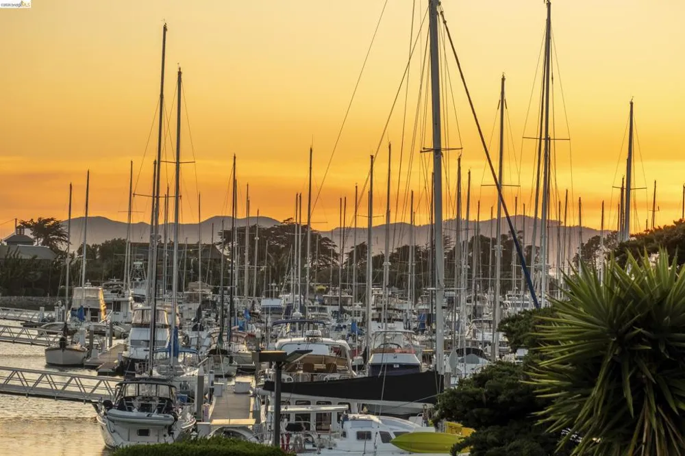 2 Commodore Drive #D273 Emeryville, CA 94608