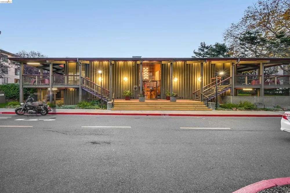 2 Commodore Drive #D273 Emeryville, CA 94608
