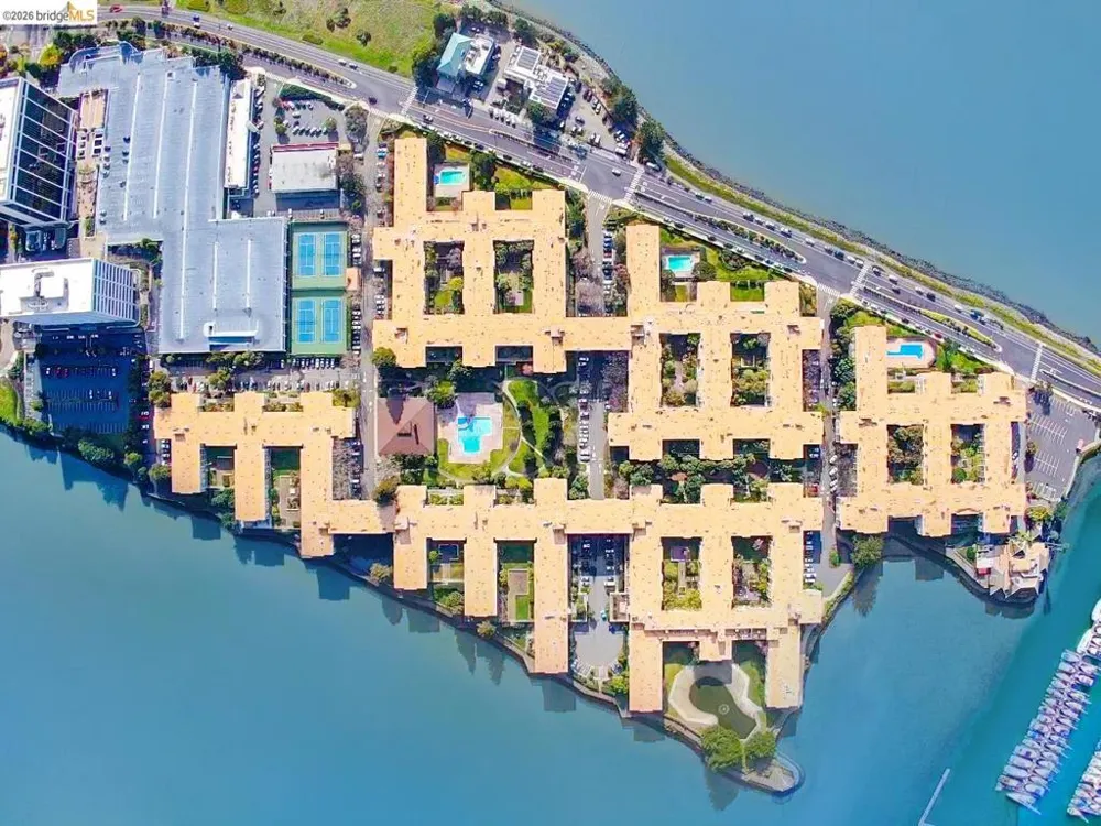 2 Commodore Drive #D273 Emeryville, CA 94608