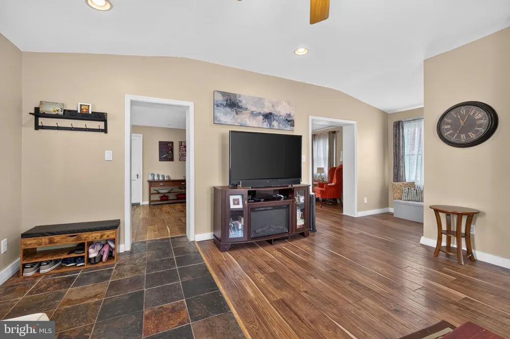 560 HOLMES ROAD Morton, PA 19070