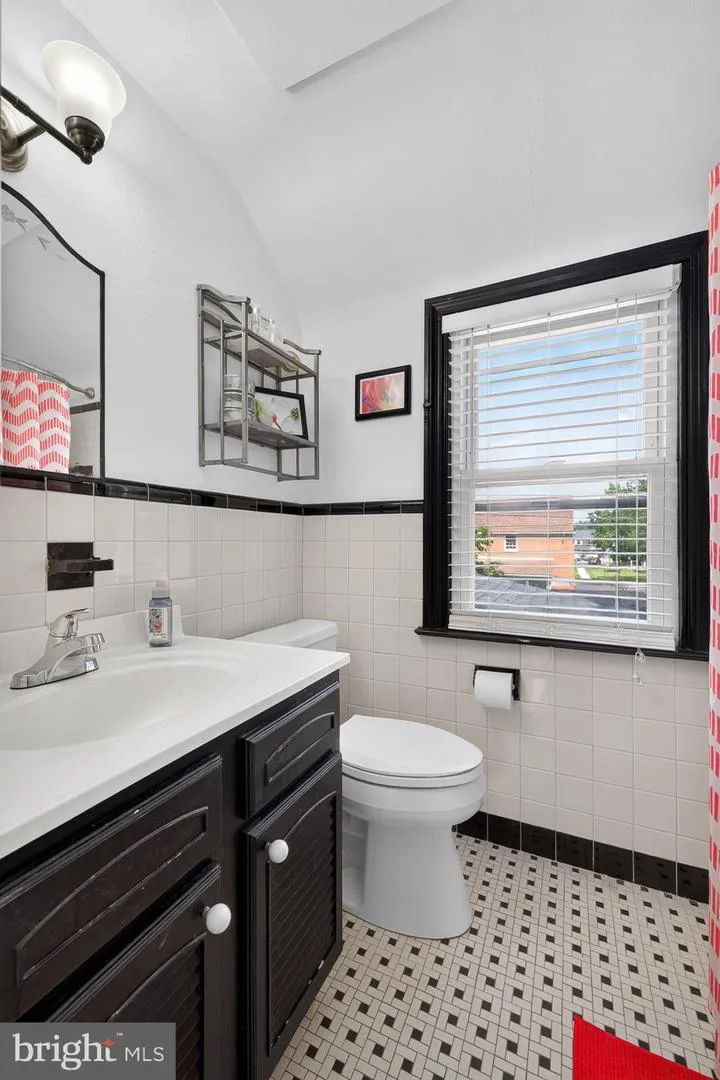 560 HOLMES ROAD Morton, PA 19070