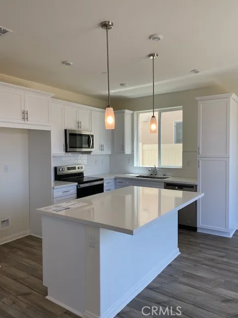 934 Helena Ridge Lake Elsinore, CA 92530