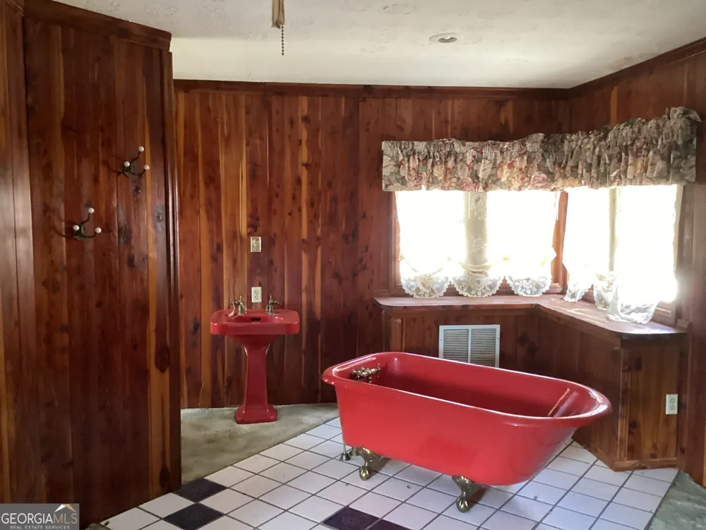 220 Ennis RD Barnesville, GA 30204