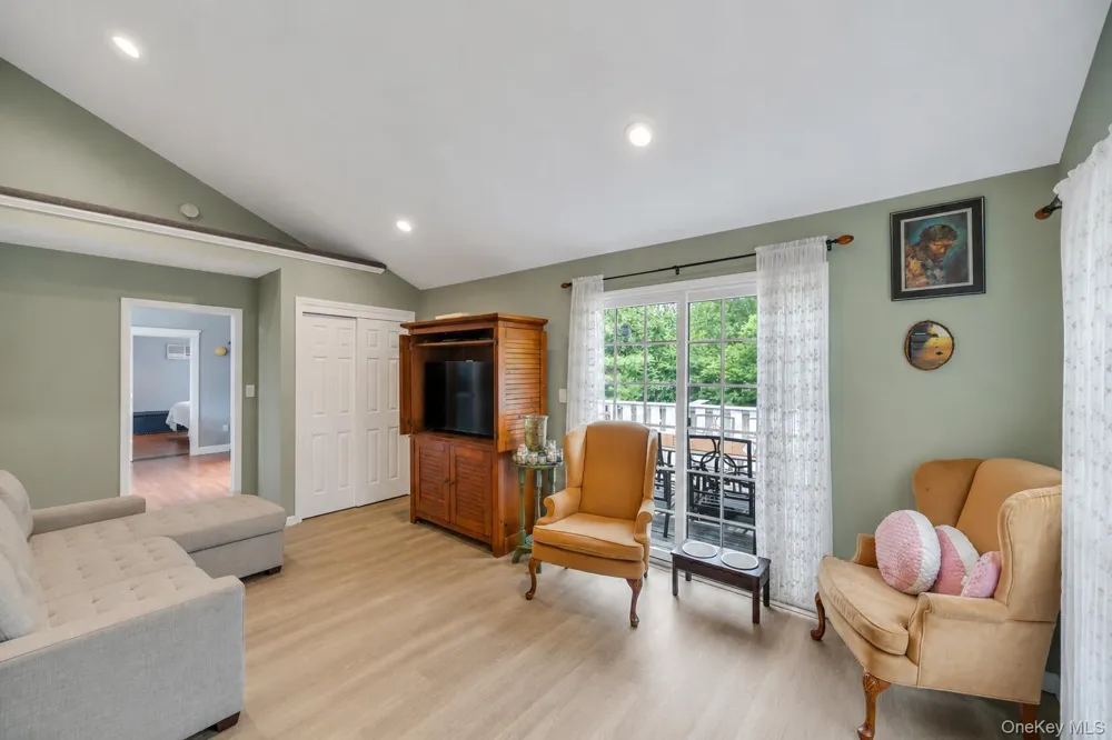 19 Joan Road Bay Shore, NY 11706