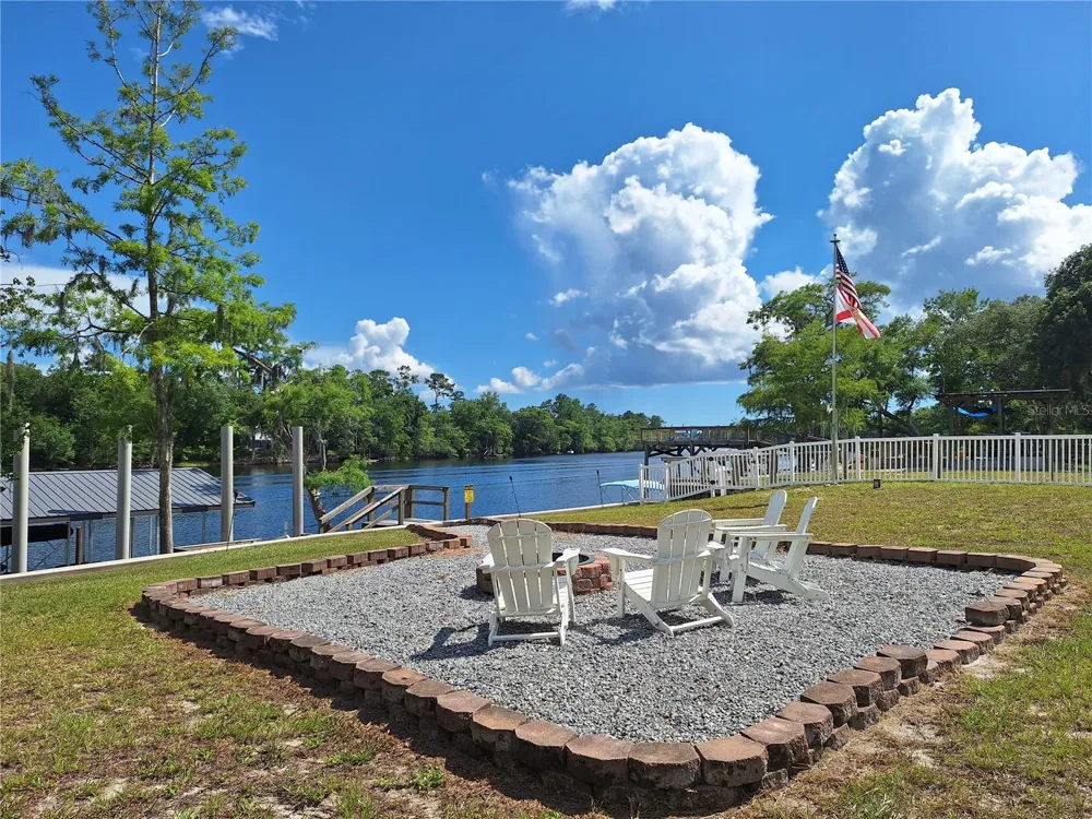 8213 RIVERVIEW ROAD Fanning Springs, FL 32693