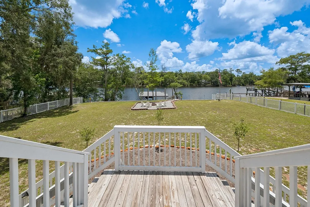 8213 RIVERVIEW ROAD Fanning Springs, FL 32693